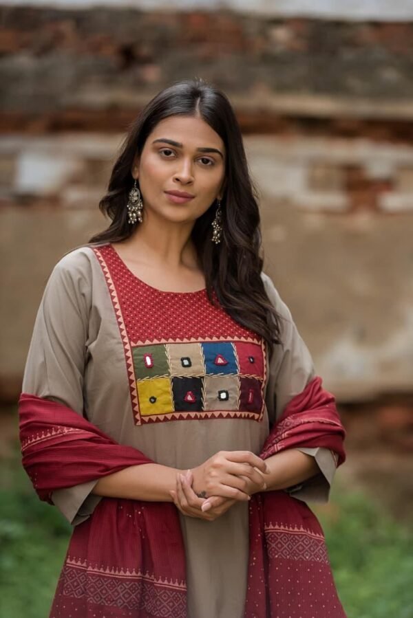 https://www.scpkonline.com/product/elegant-designer-cotton-3pc-suit-with-applique-mirror-detailing